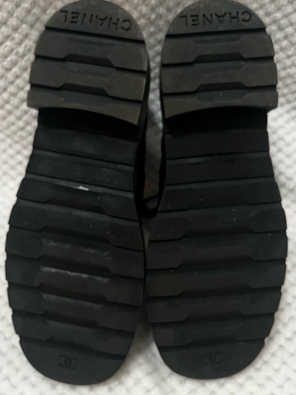 CHANEL Black Quilted Patent Lace-Up Ankle Boots with Gold CC 100% authentic - Picture 6 of 8